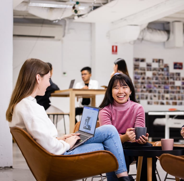 Three UTS international students having coffee together.