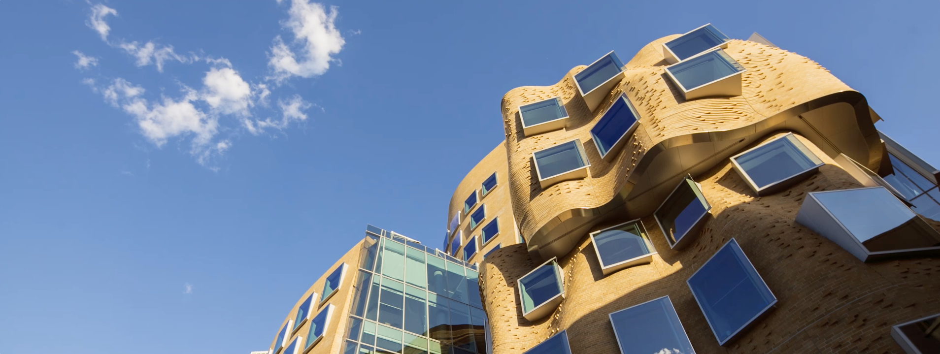 UTS building 8 (Frank Gehry building) reflecting clouds off its windows