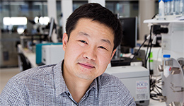 Professor Dayong Jin is director of a $3.7 million ARC Industrial Transformation Hub whose objective is to develop portable diagnostic devices with superior detection capabilities