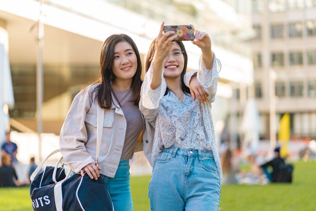 Two UTS students on Alumni Green