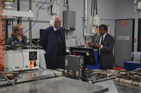 Minister and RIIC lab tour
