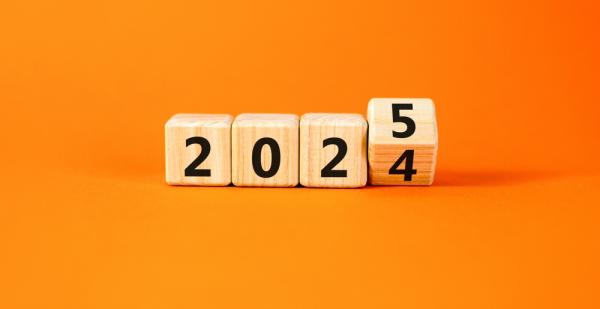 turned wooden cube and changed number 2024 to 2025