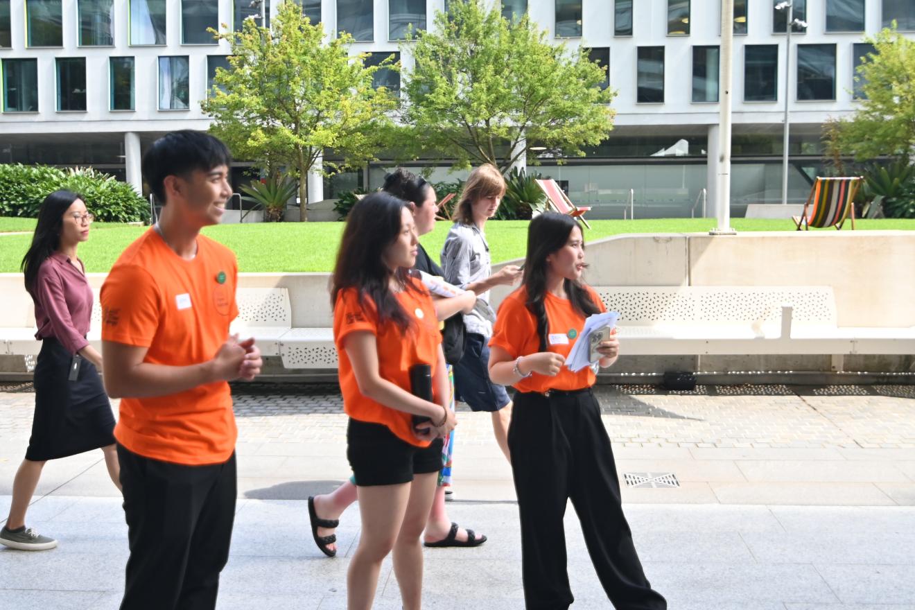 Peer Networkers leading a campus tour