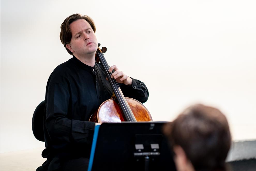 Thomas Rann playing cello