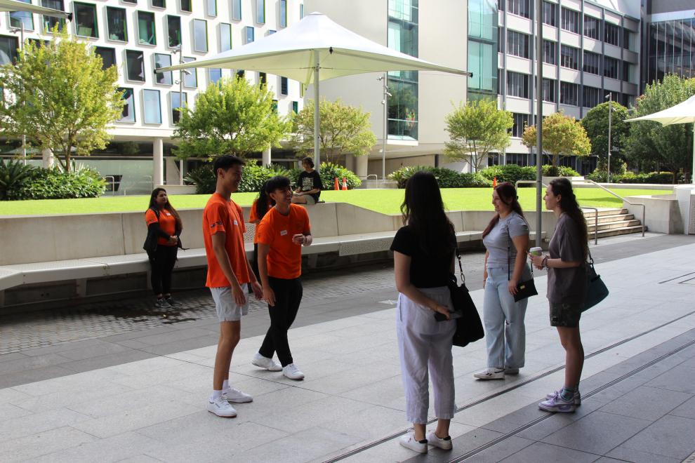 Peer Networkers leading a campus tour