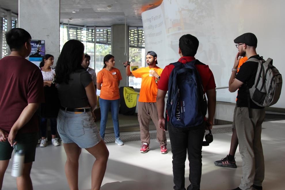 Peer Networkers leading a campus tour