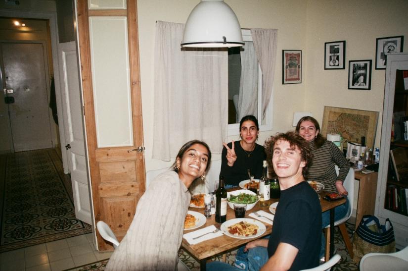 Daniel Gillespie and 3 female friends sitting at a table eating dinner