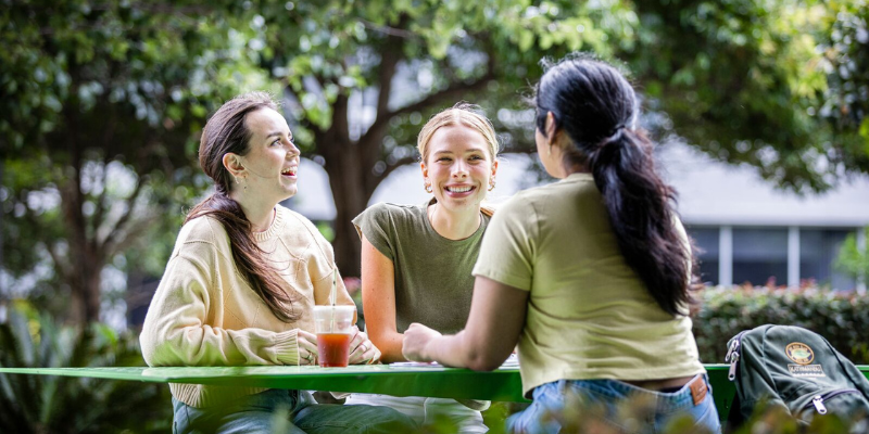 Group of UTS students on the Alumni Green chatting