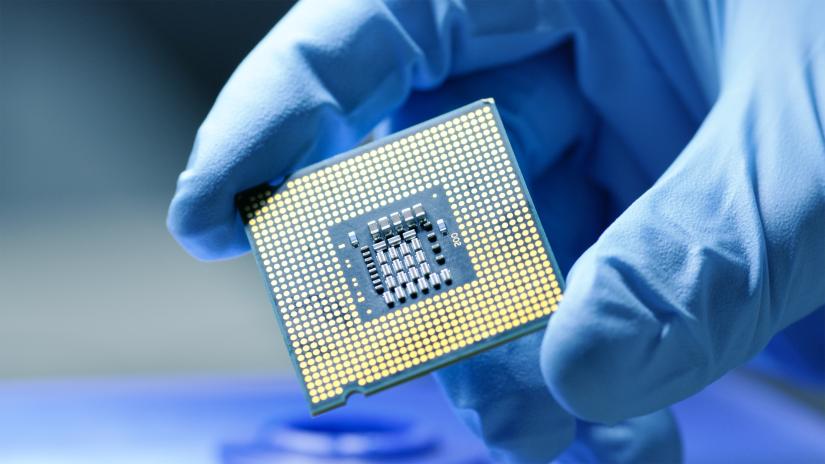 A close-up presentation of a new generation microchip (Gorodenkoff / Shutterstock)